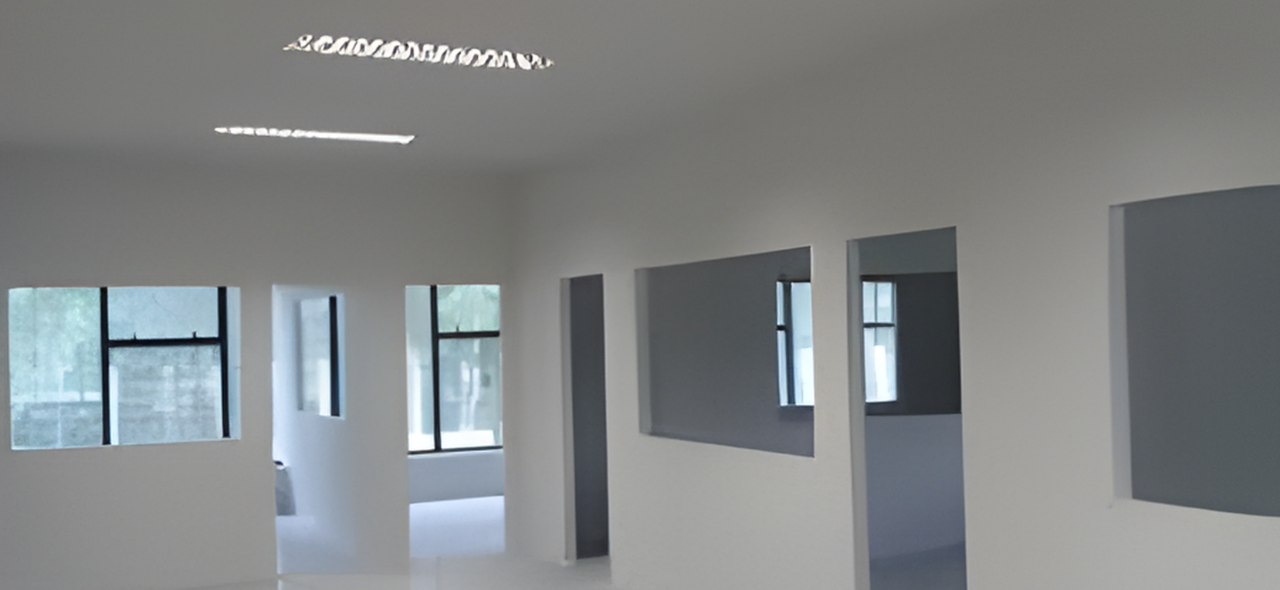 Divisória drywall instalada em ambiente corporativo