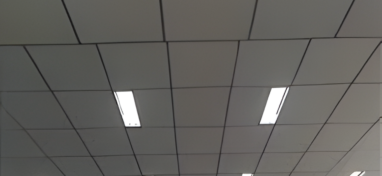 Forro de isopor instalado em ambiente comercial