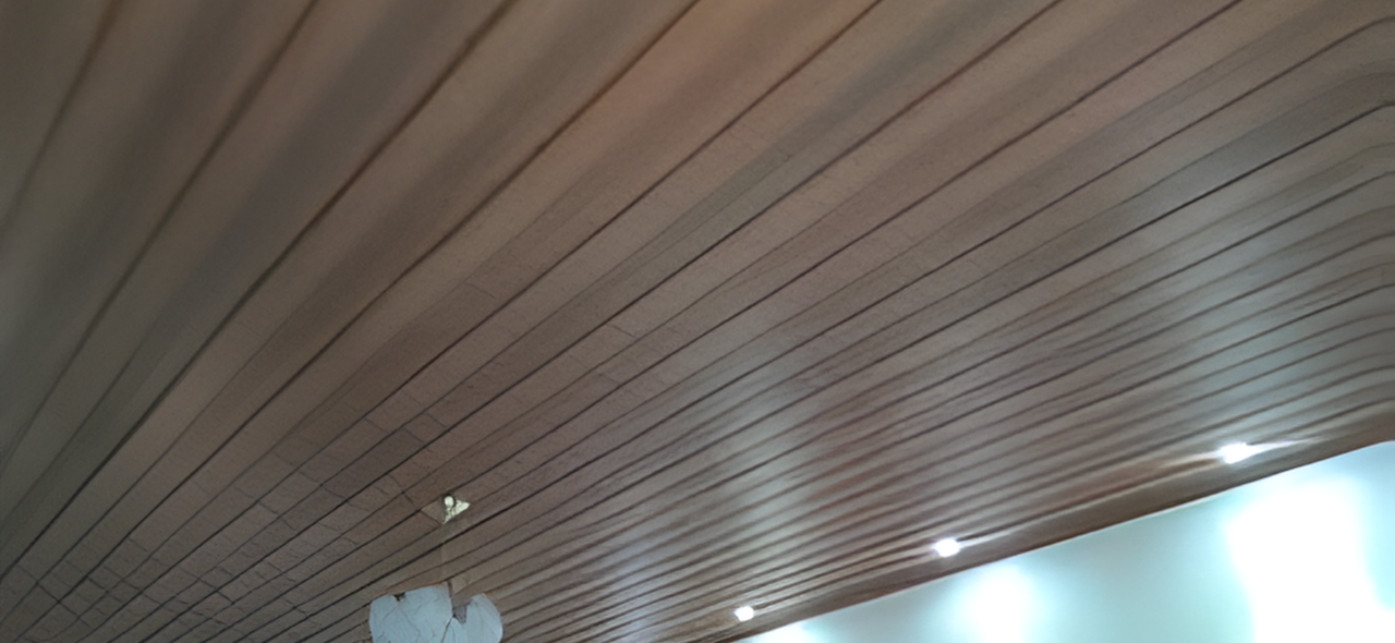 Teto de forro PVC em ambiente corporativo