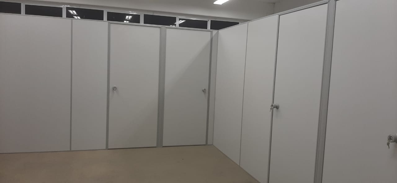 Divisória Eucatex instalada em ambiente comercial