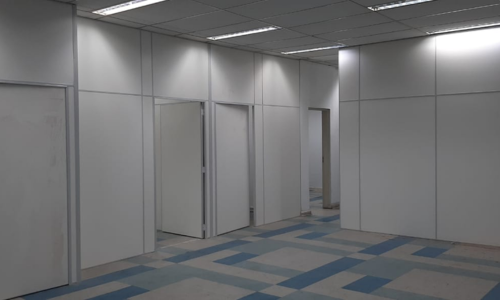 Divisória Eucatex instalada em ambiente comercial